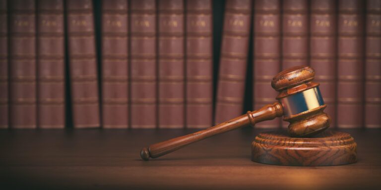 Home Juridische documenten en rechtboeken symboliseren expertise in hippisch recht en arbeidsrecht conflicten voor advocaten